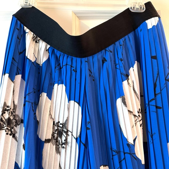 Chico's Blue and White Floral Pleated Cropped Wide Leg Pants - Picture 1 of 4